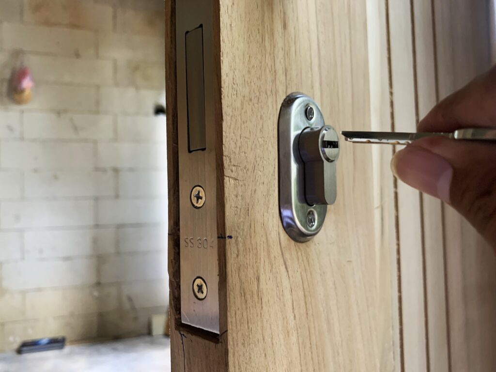 Serrure multipoints sur une porte à Cannes